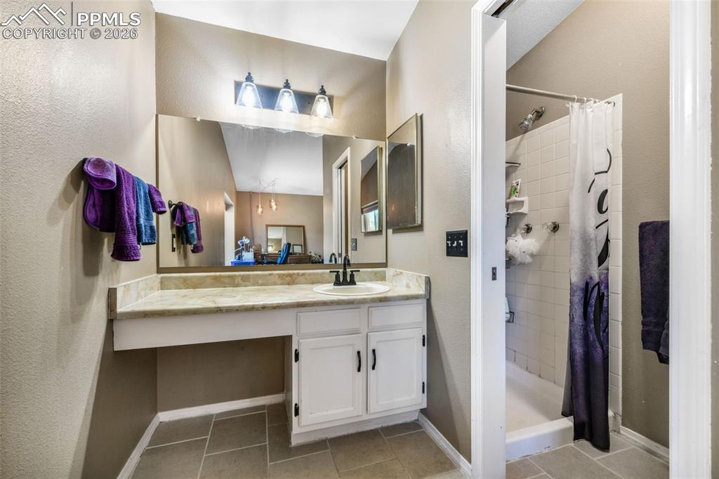 Image 15 of 50: Dining Area