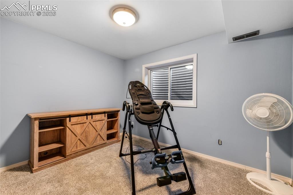 Image 32 of 50: Bedroom