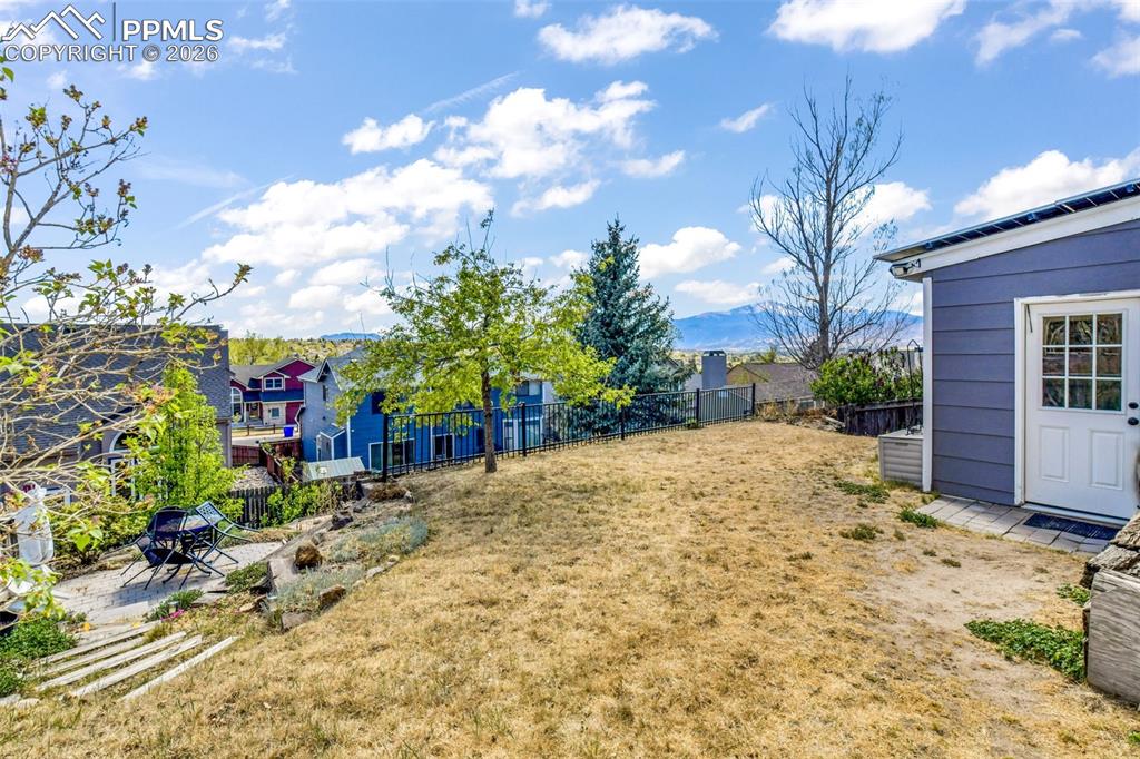 Image 33 of 50: Bedroom