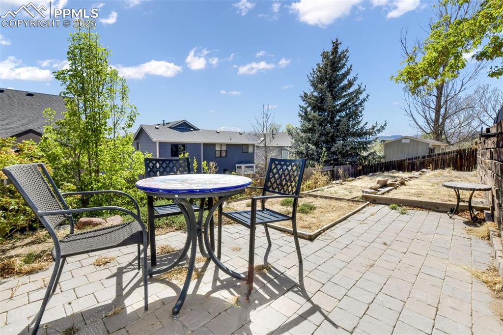 Image 35 of 50: Bedroom