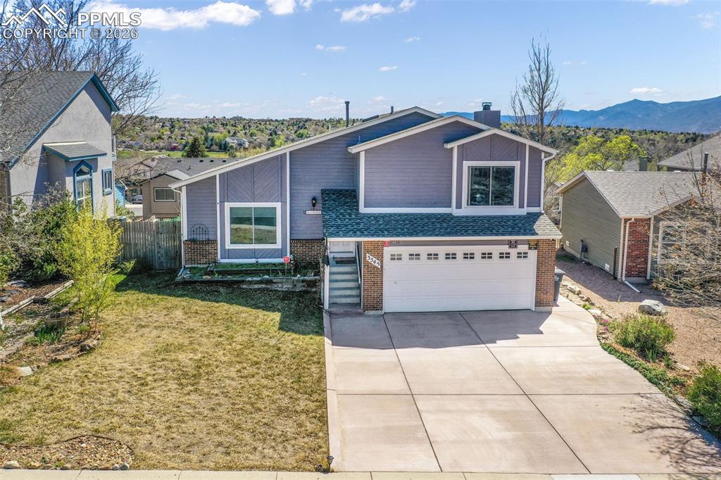 Image 37 of 50: Yard