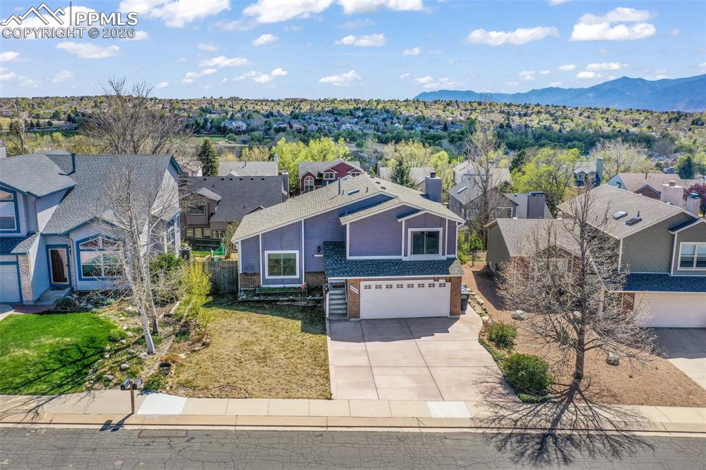 Image 38 of 50: Yard