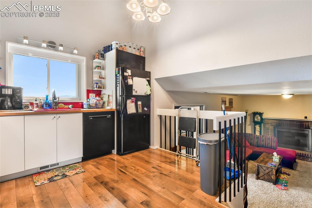 Image 6 of 50: Living Room