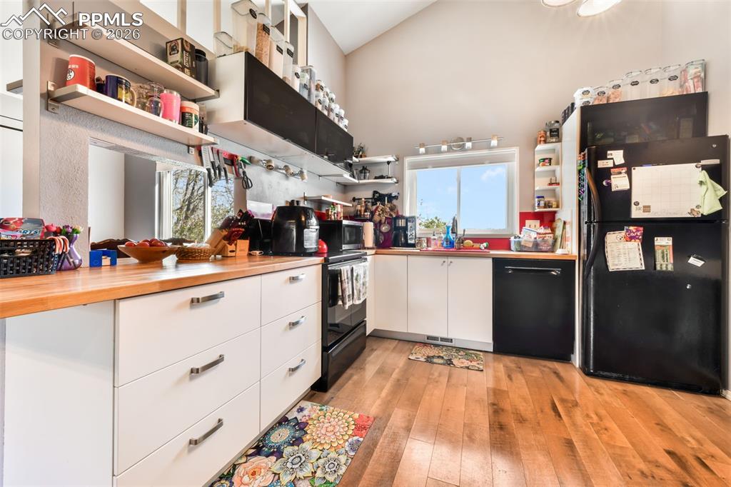 Image 8 of 50: Living Room