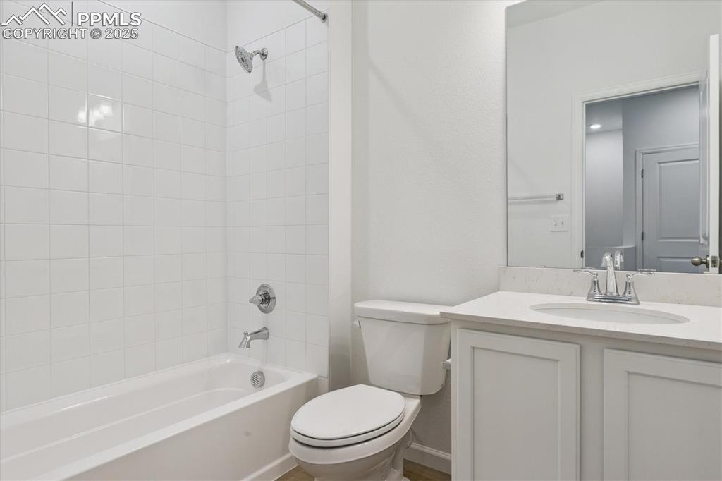 Image 11 of 18: Bathroom