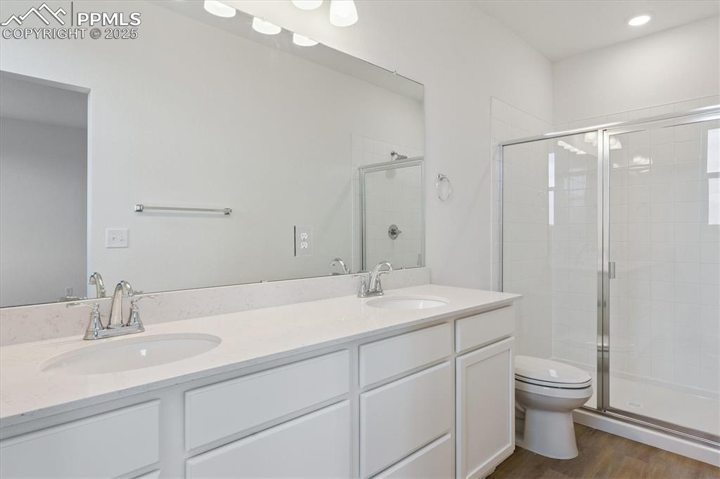 Image 15 of 18: Bathroom