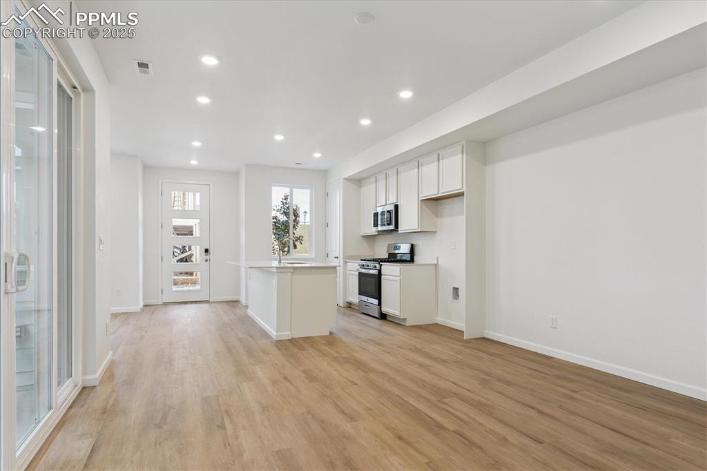 Image 8 of 18: Kitchen