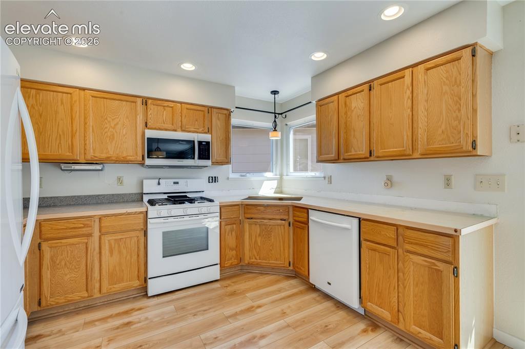 Image 20 of 47: Newer gas range/oven in kitchen
