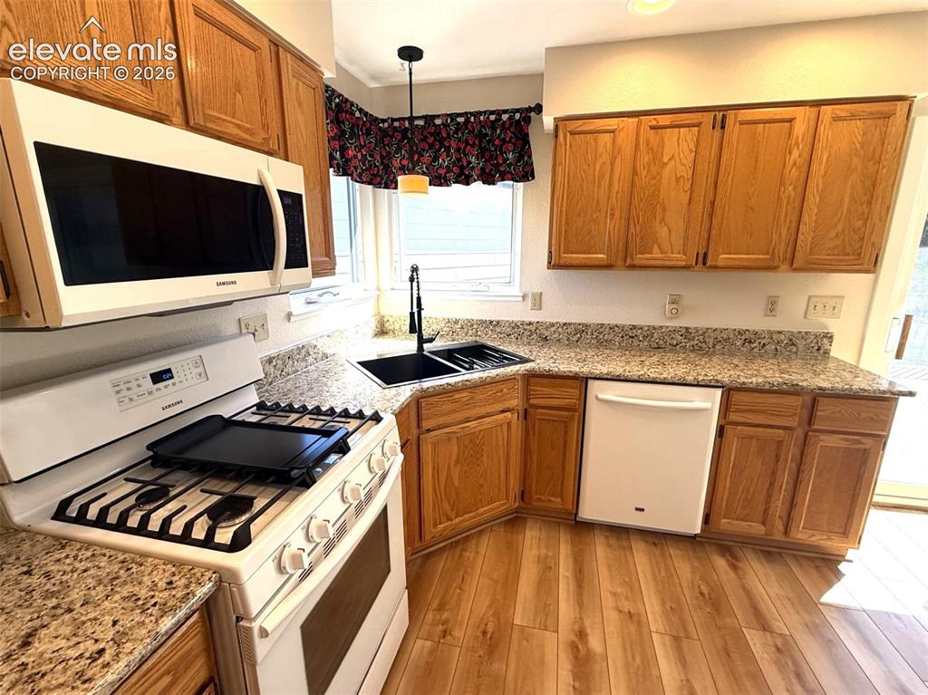 Image 20 of 47: Newer kitchen appliances including gas range/oven