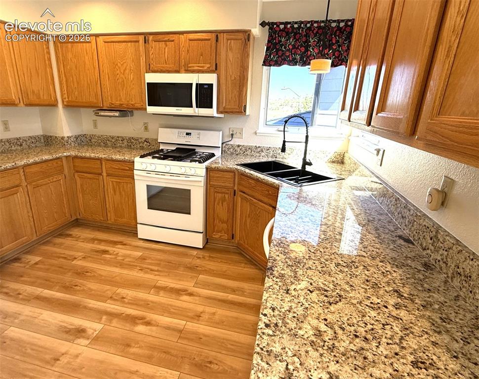 Image 22 of 47: New granite kitchen countertops