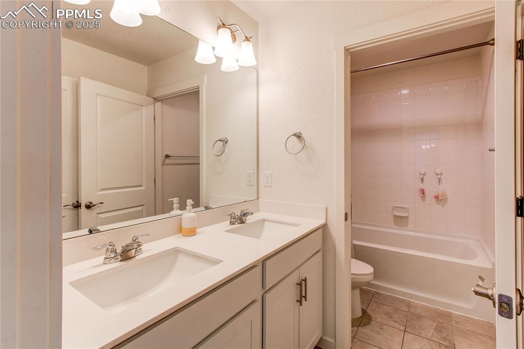 Image 20 of 28: Bathroom