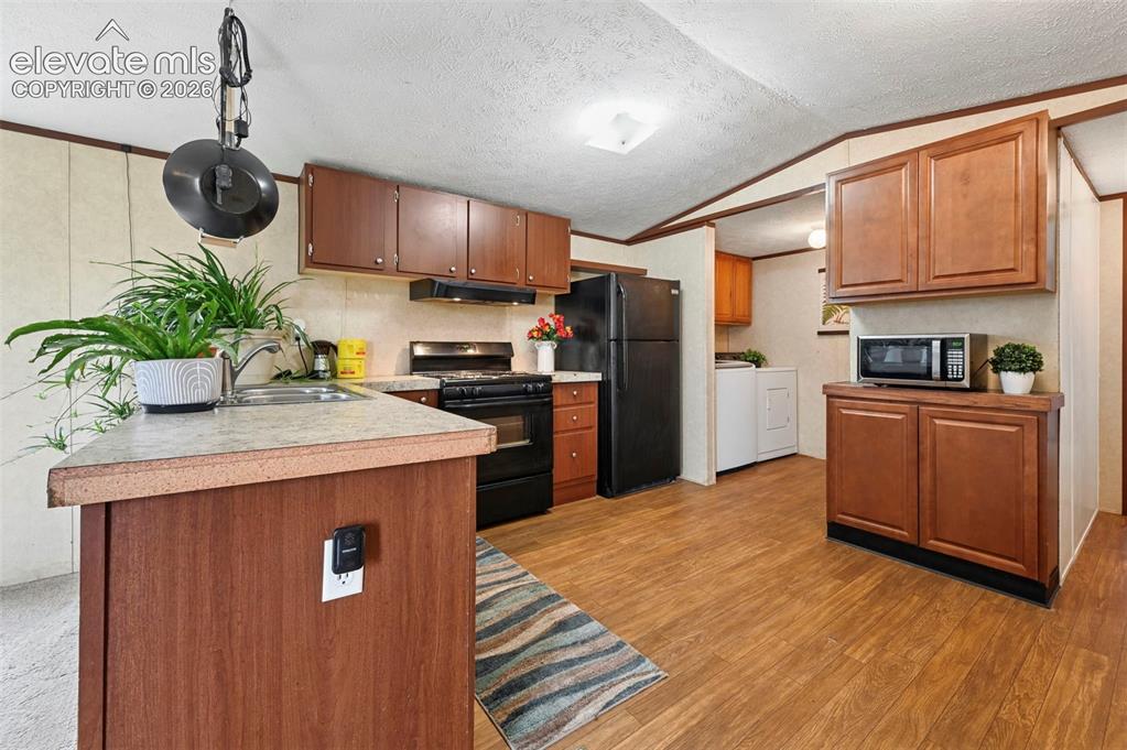 Image 10 of 32: Kitchen