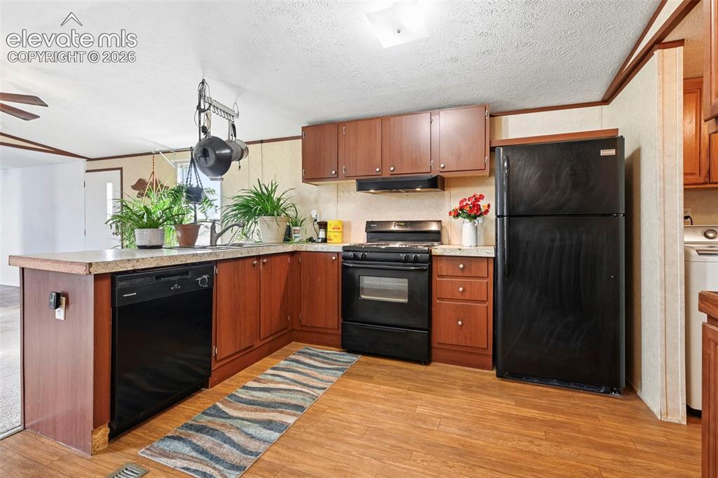 Image 11 of 32: Kitchen