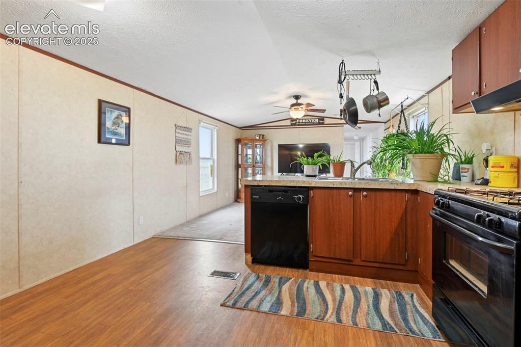 Image 12 of 32: Kitchen