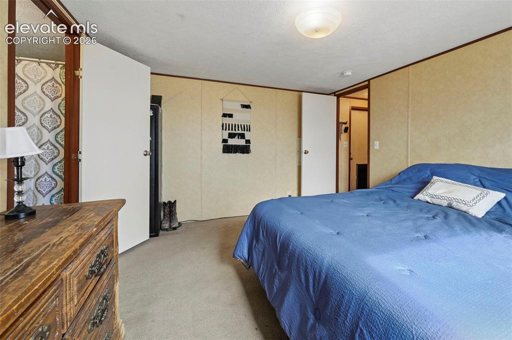 Image 14 of 32: Bedroom