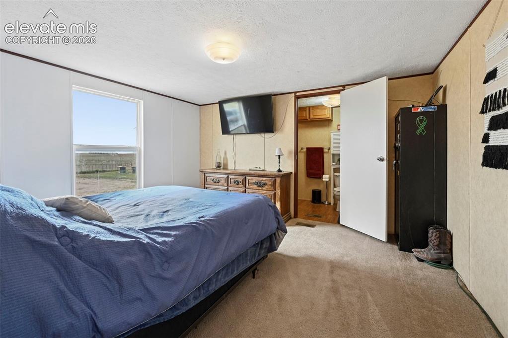 Image 15 of 32: Bedroom
