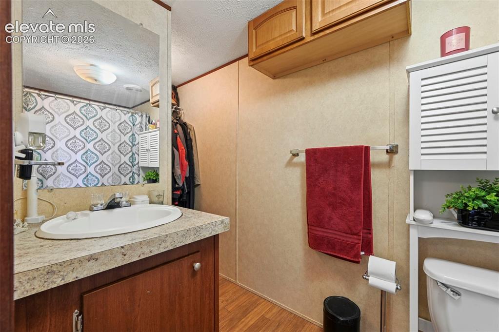 Image 16 of 32: Bathroom