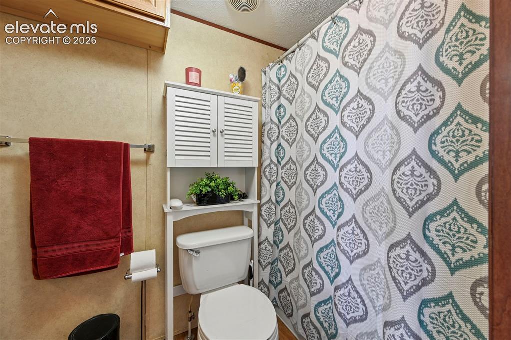 Image 17 of 32: Bathroom