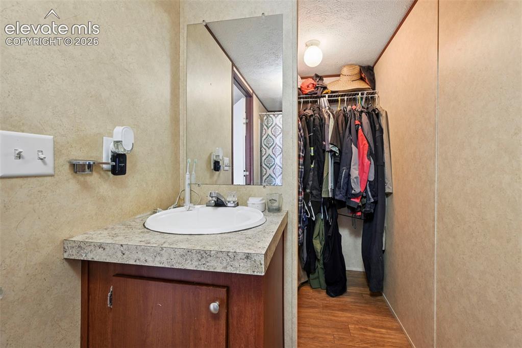 Image 18 of 32: Bathroom