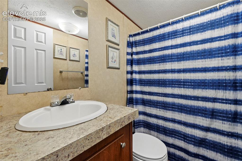 Image 4 of 32: Bathroom
