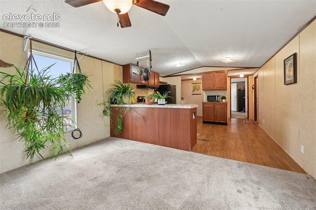 Image 7 of 32: Kitchen