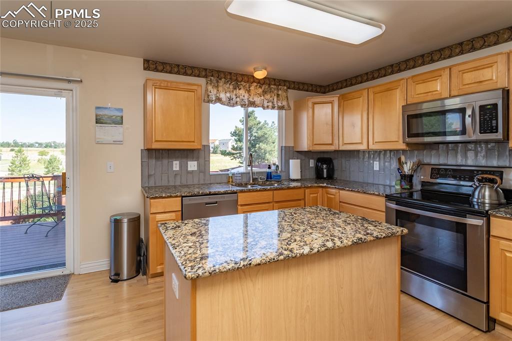 Image 15 of 39: Kitchen