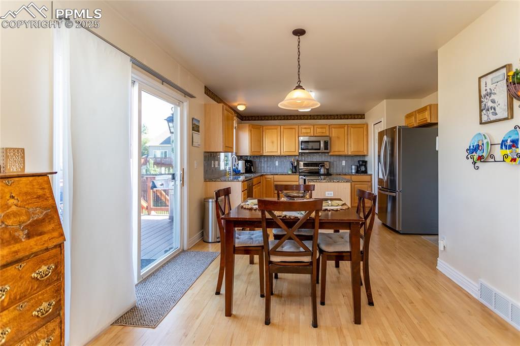 Image 17 of 39: Dining Area