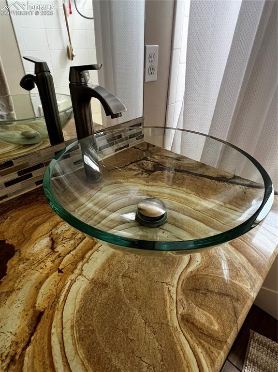 Image 22 of 39: Granite counter in primary bathroom
