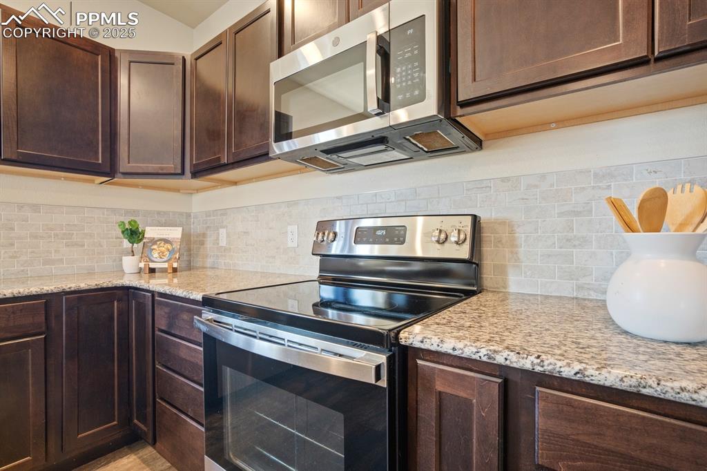 Image 9 of 32: Kitchen