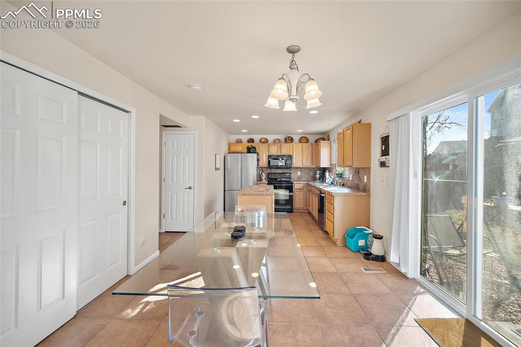 Image 11 of 48: Dining Area