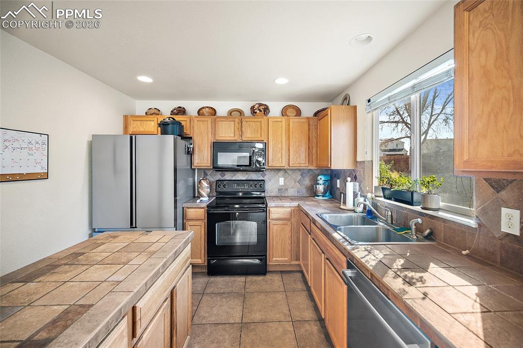 Image 14 of 48: Kitchen