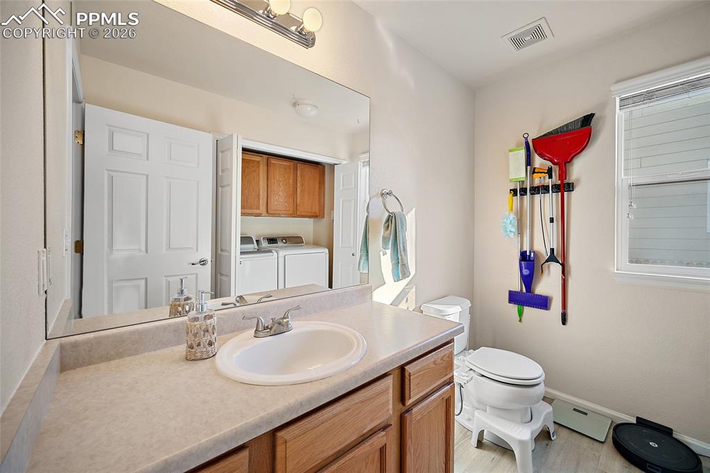 Image 18 of 48: Bathroom