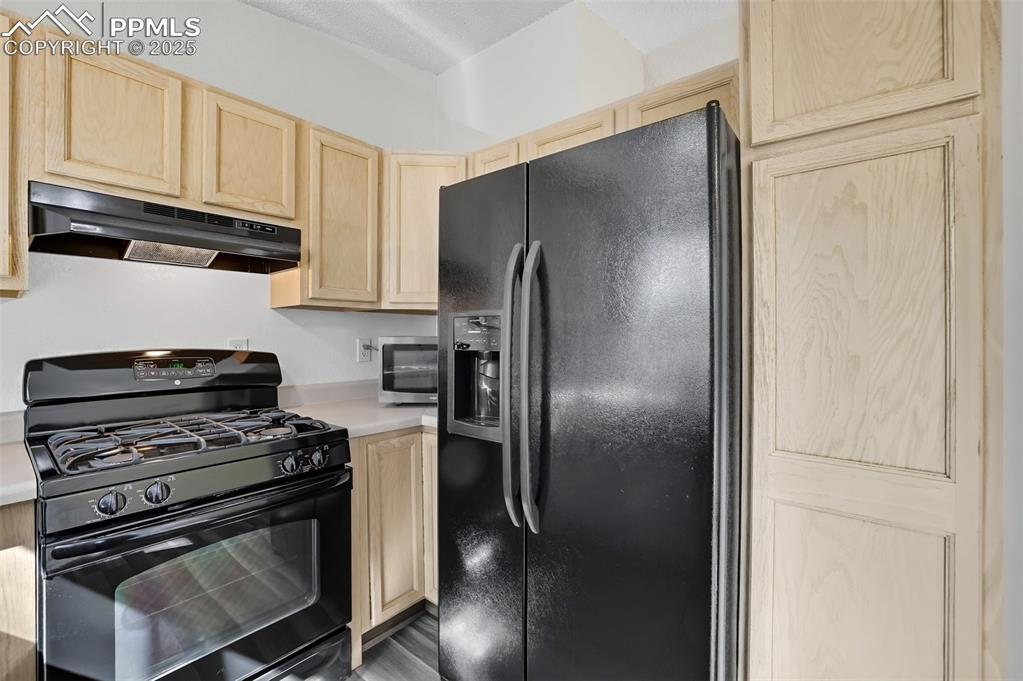 Image 10 of 45: Kitchen