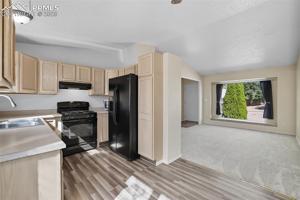 Image 6 of 45: Kitchen