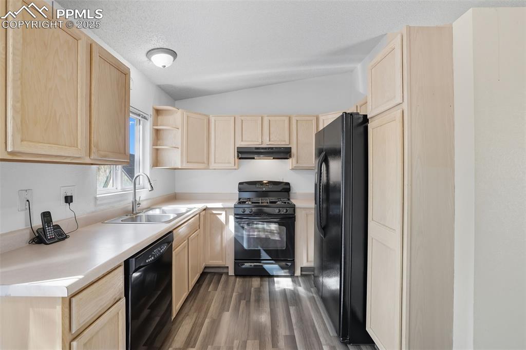 Image 8 of 45: Kitchen