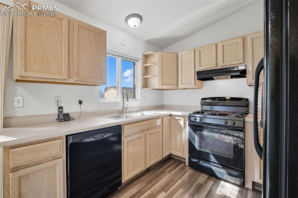 Image 9 of 45: Kitchen