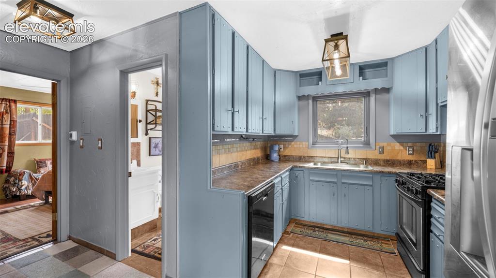 Image 16 of 37: Kitchen