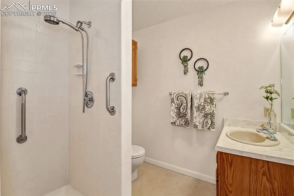 Image 17 of 36: Bathroom