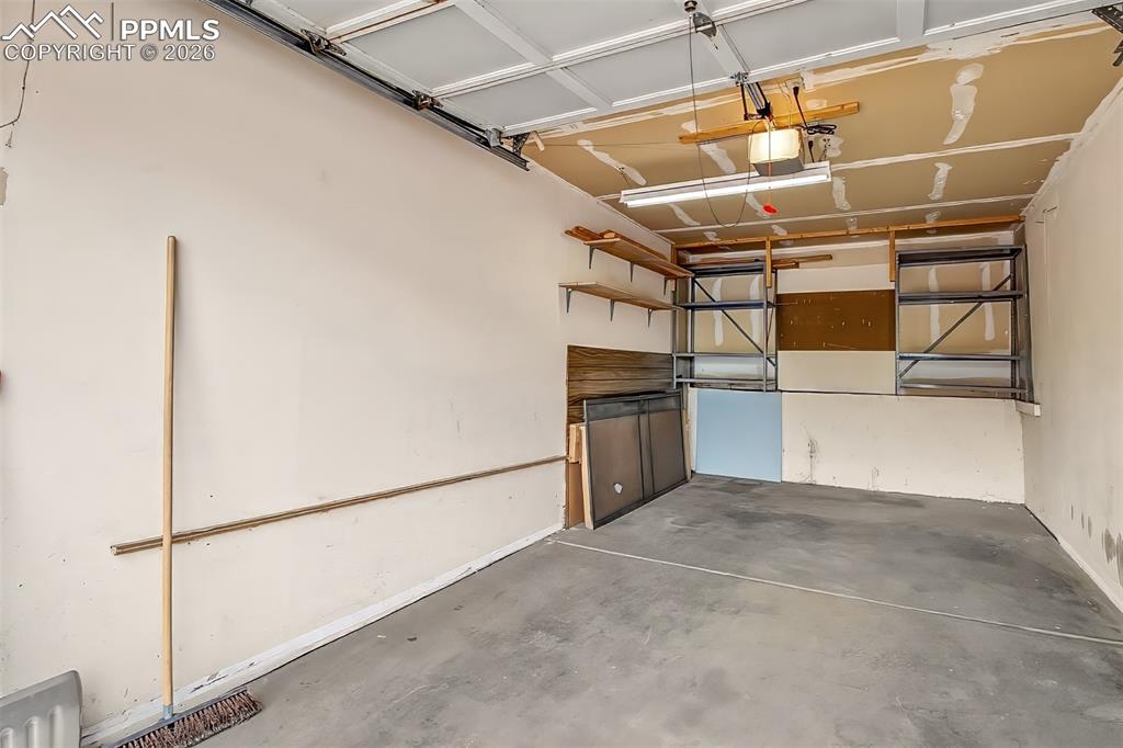 Image 26 of 36: Garage