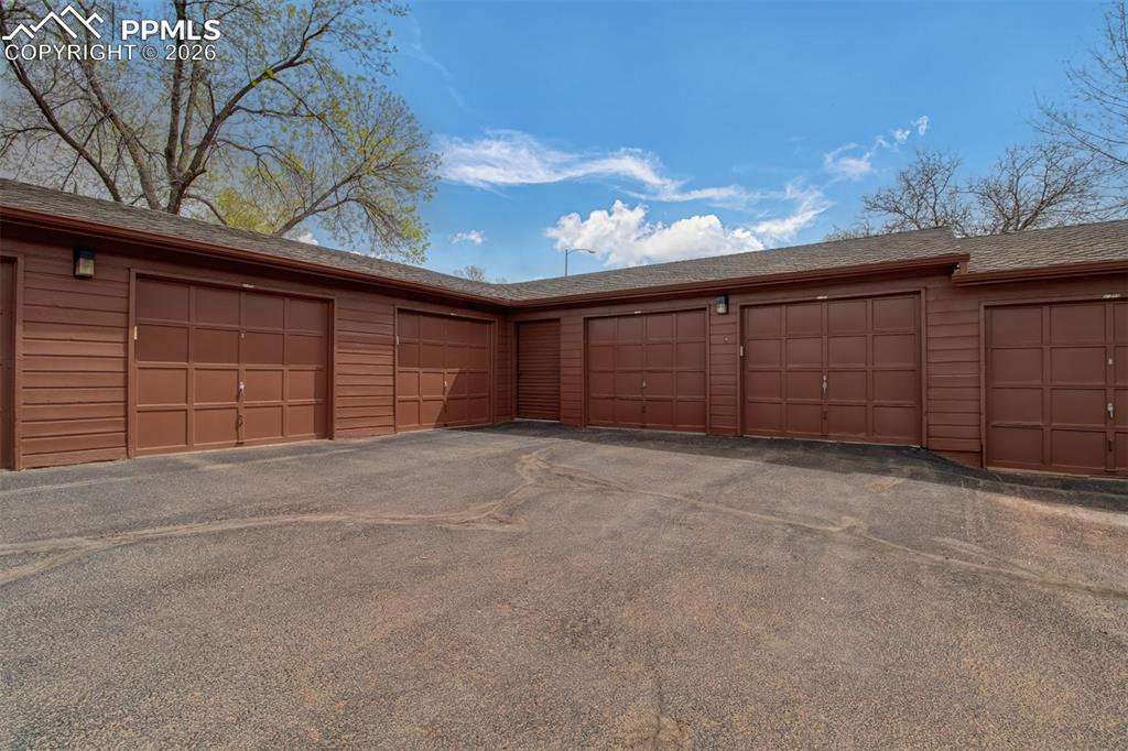 Image 27 of 36: Corner 1 car Garage