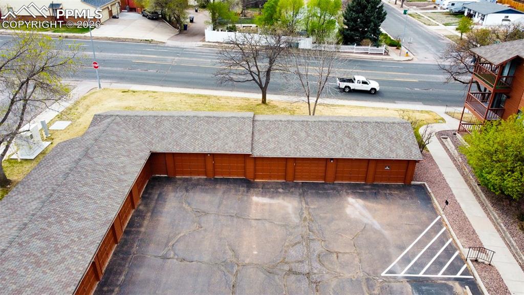 Image 28 of 36: 1 Car Garage in Corner