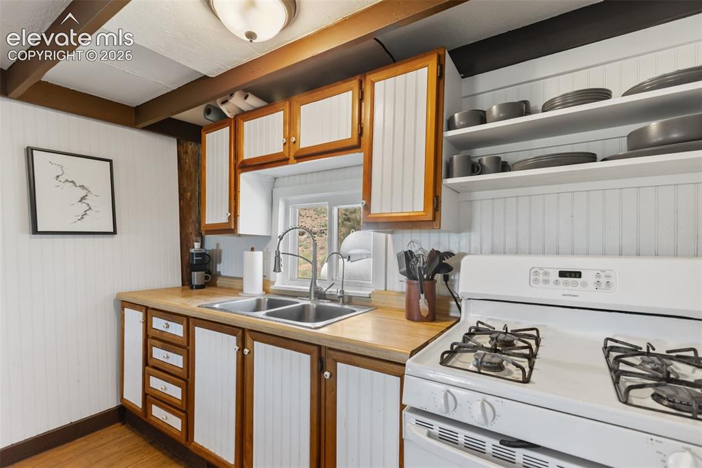 Image 12 of 36: Kitchen