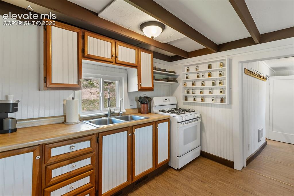 Image 13 of 36: Kitchen