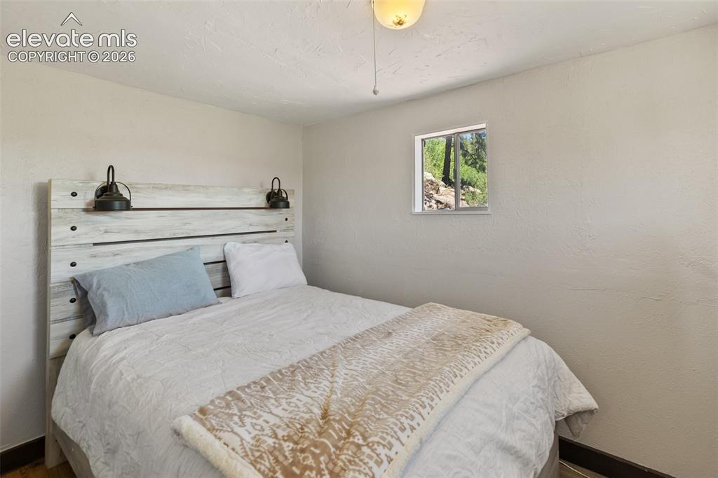 Image 15 of 36: Bedroom