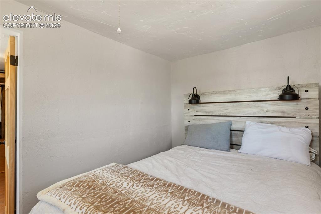 Image 16 of 36: Bedroom