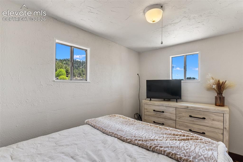 Image 17 of 36: Bedroom