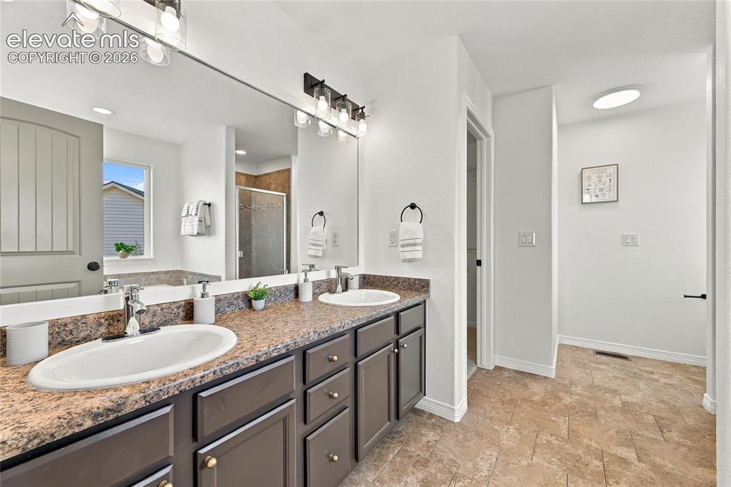 Image 18 of 40: Bathroom