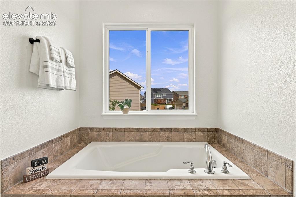 Image 19 of 40: Bathroom