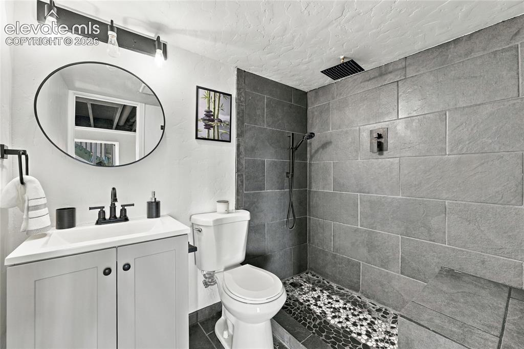 Image 34 of 40: Bathroom