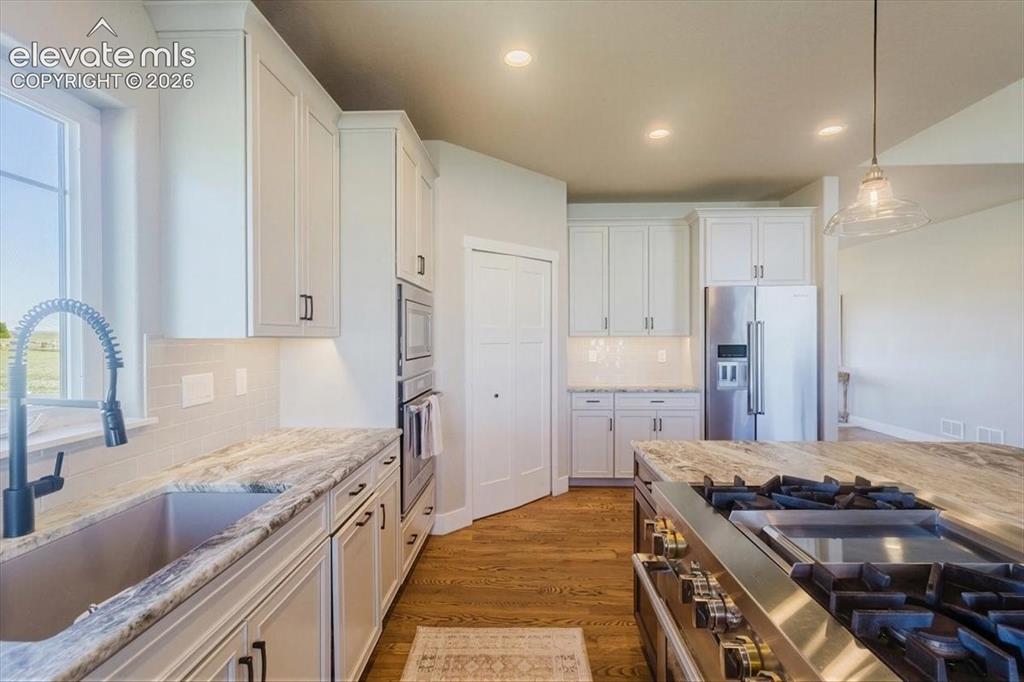Image 11 of 50: Kitchen